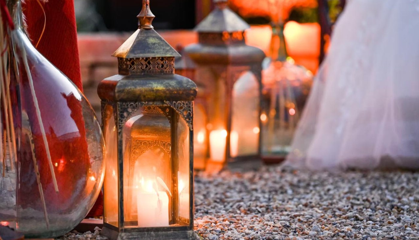 Ambiance de mariage, lanternes et robe de mariée — Altri Ricordi