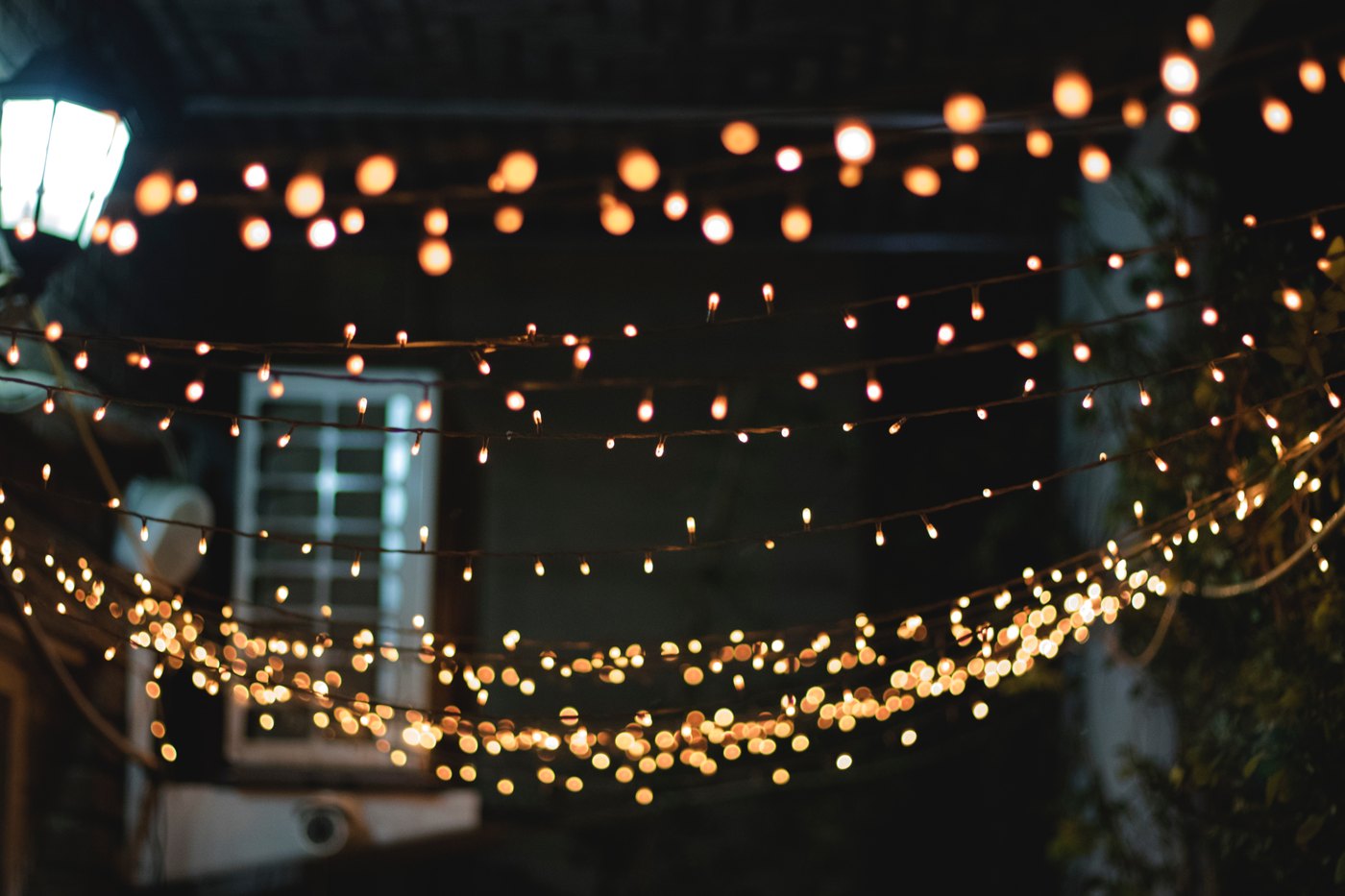Ambiance guirlandes lumineuses, séance photo de nuit