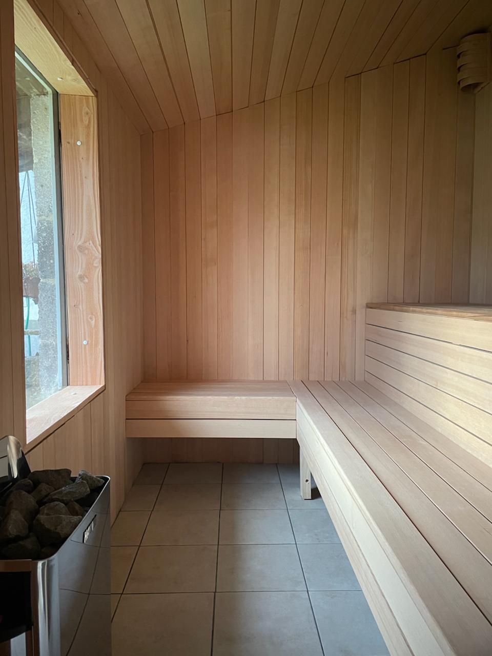 Ambiance détente au sauna privatif