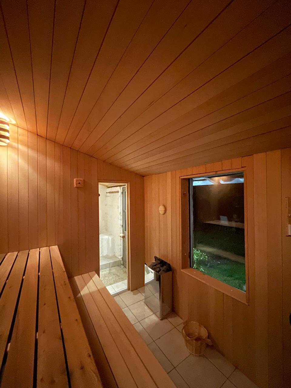 Le sauna privatif face aux vignes
